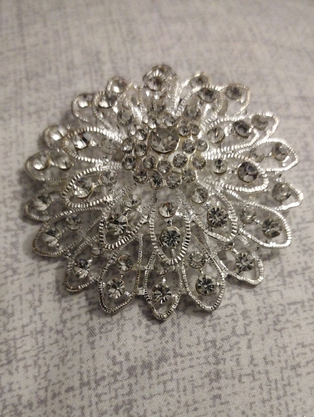 Fabulous Large Rhinestone Circular Brooch - Picture 4 of 9